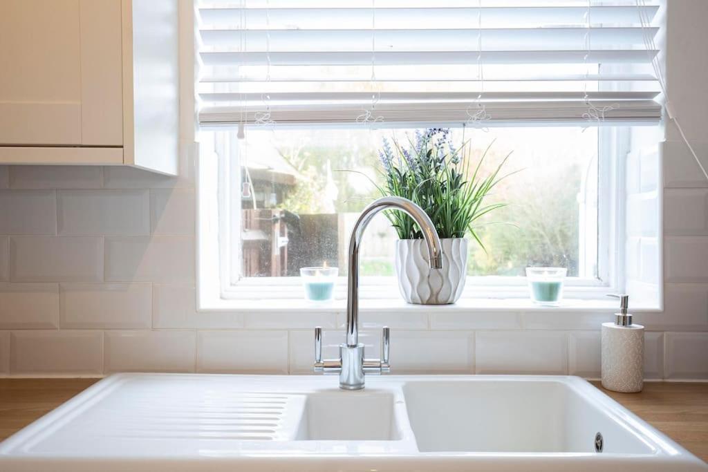 3 Bed House/Garden/Wi-Fi/Parking/Central Location Villa Guildford Kültér fotó