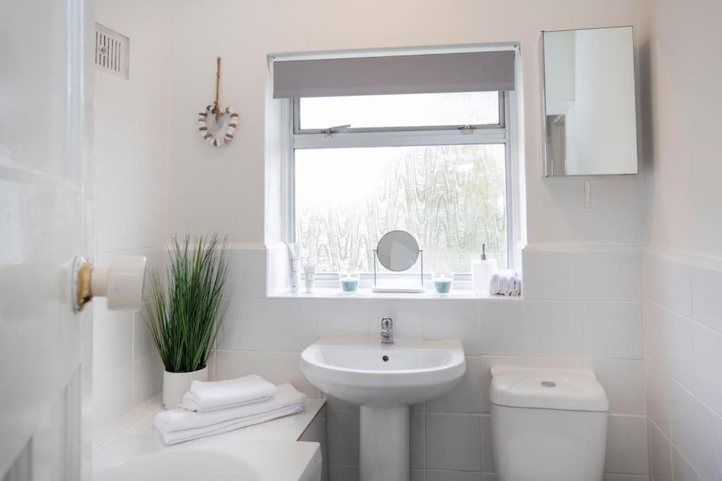 3 Bed House/Garden/Wi-Fi/Parking/Central Location Villa Guildford Kültér fotó